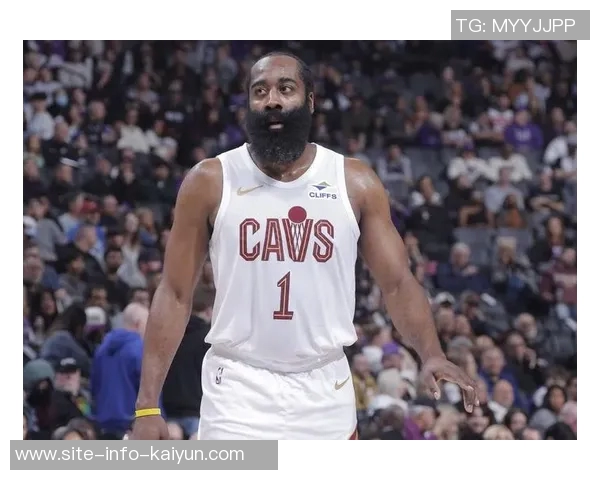 哈登首节表现起伏不定9投4中贡献12分4篮板1助攻但失误频频影响球队节奏